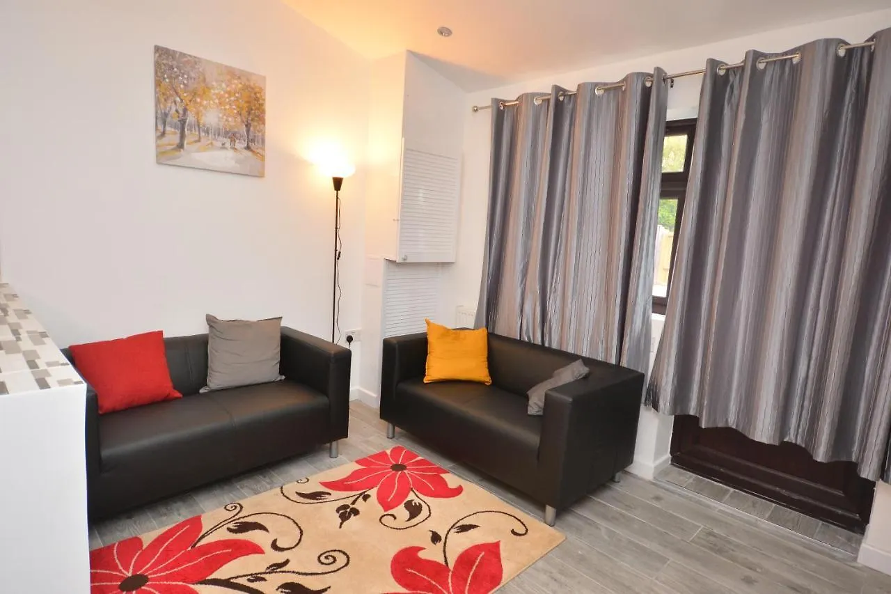 Newly Refurbished 3 Bedroom House London 0*,