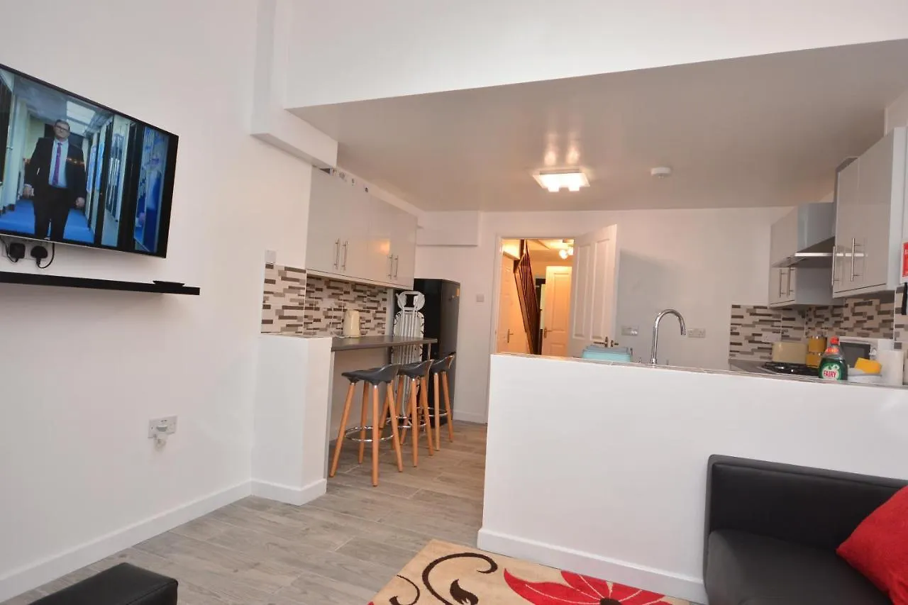 Newly Refurbished 3 Bedroom House London 0*,  United Kingdom