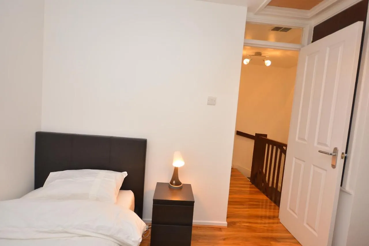 Apartment Newly Refurbished 3 Bedroom House London