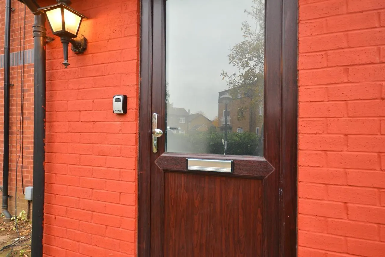 Newly Refurbished 3 Bedroom House London 0*,  United Kingdom