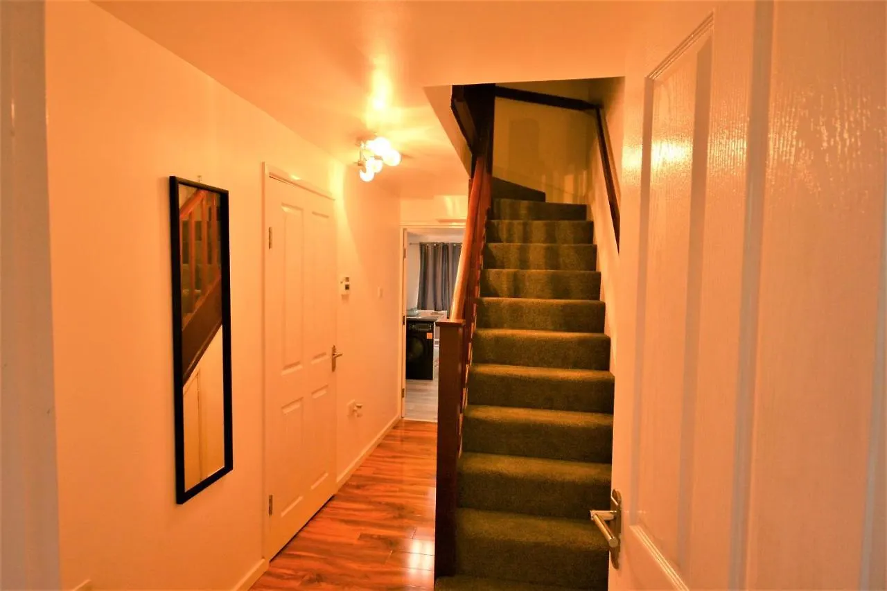 Newly Refurbished 3 Bedroom House London Apartment