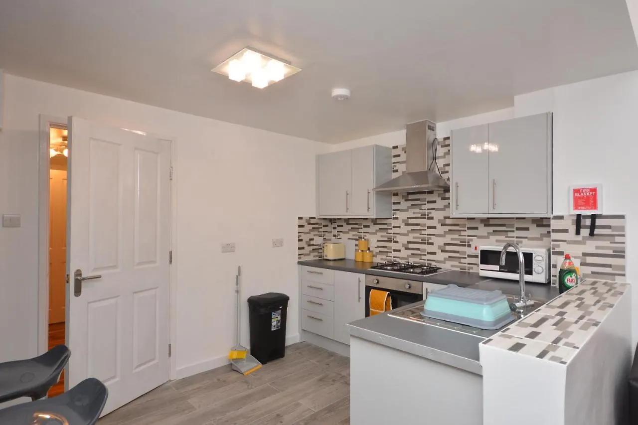 Newly Refurbished 3 Bedroom House London Apartment