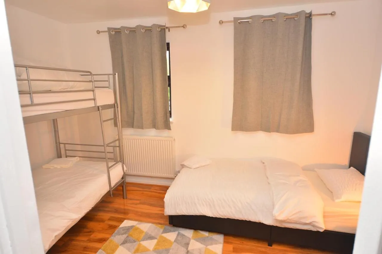 Apartment Newly Refurbished 3 Bedroom House London