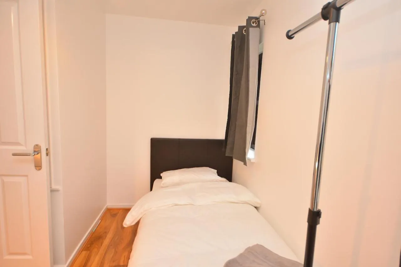 Newly Refurbished 3 Bedroom House London 0*,