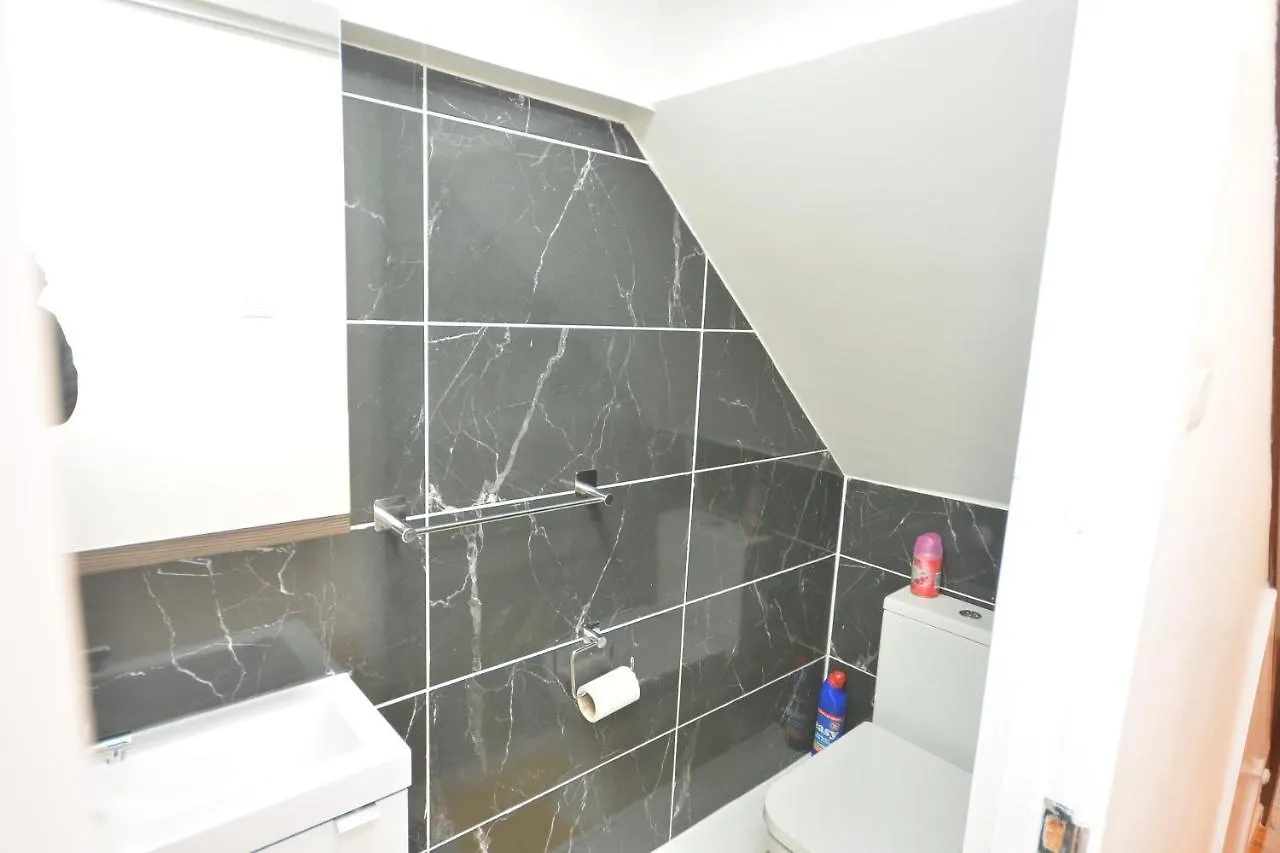 Newly Refurbished 3 Bedroom House London 0*,  United Kingdom