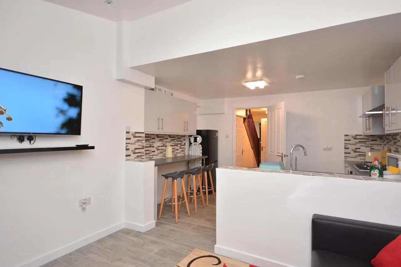Apartment Newly Refurbished 3 Bedroom House London