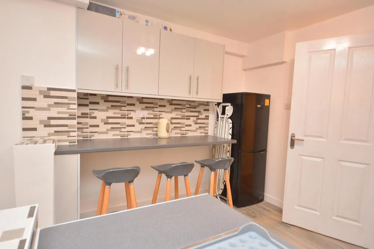 Newly Refurbished 3 Bedroom House London Apartment