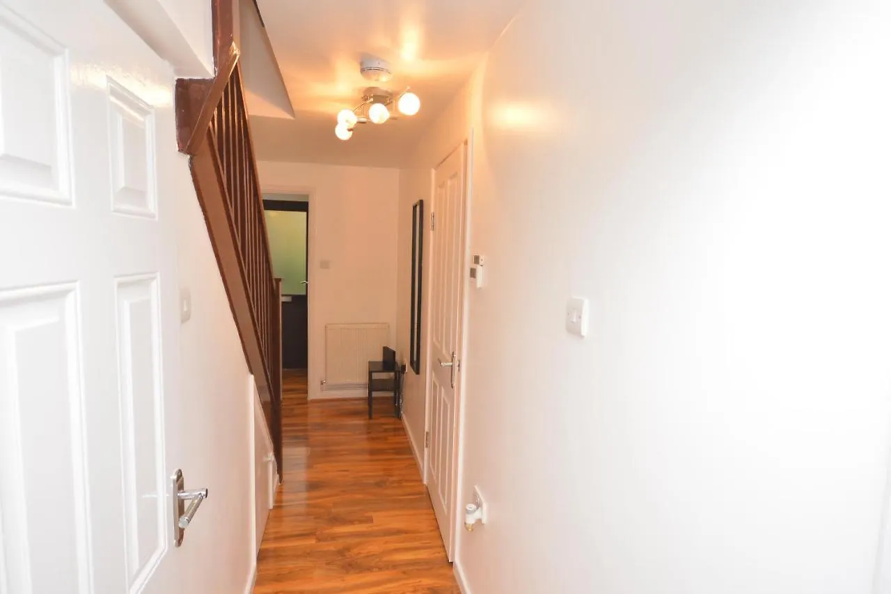 Newly Refurbished 3 Bedroom House London Apartment
