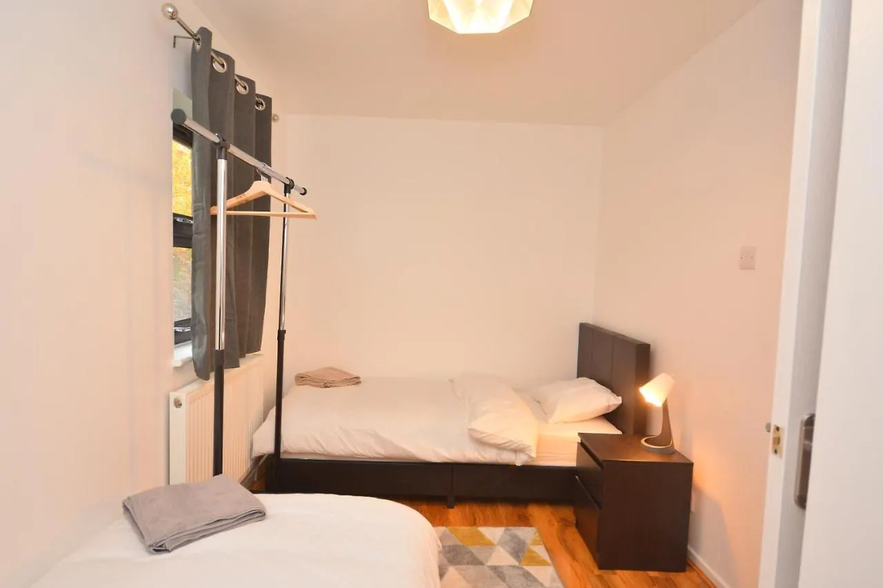 Apartment Newly Refurbished 3 Bedroom House London