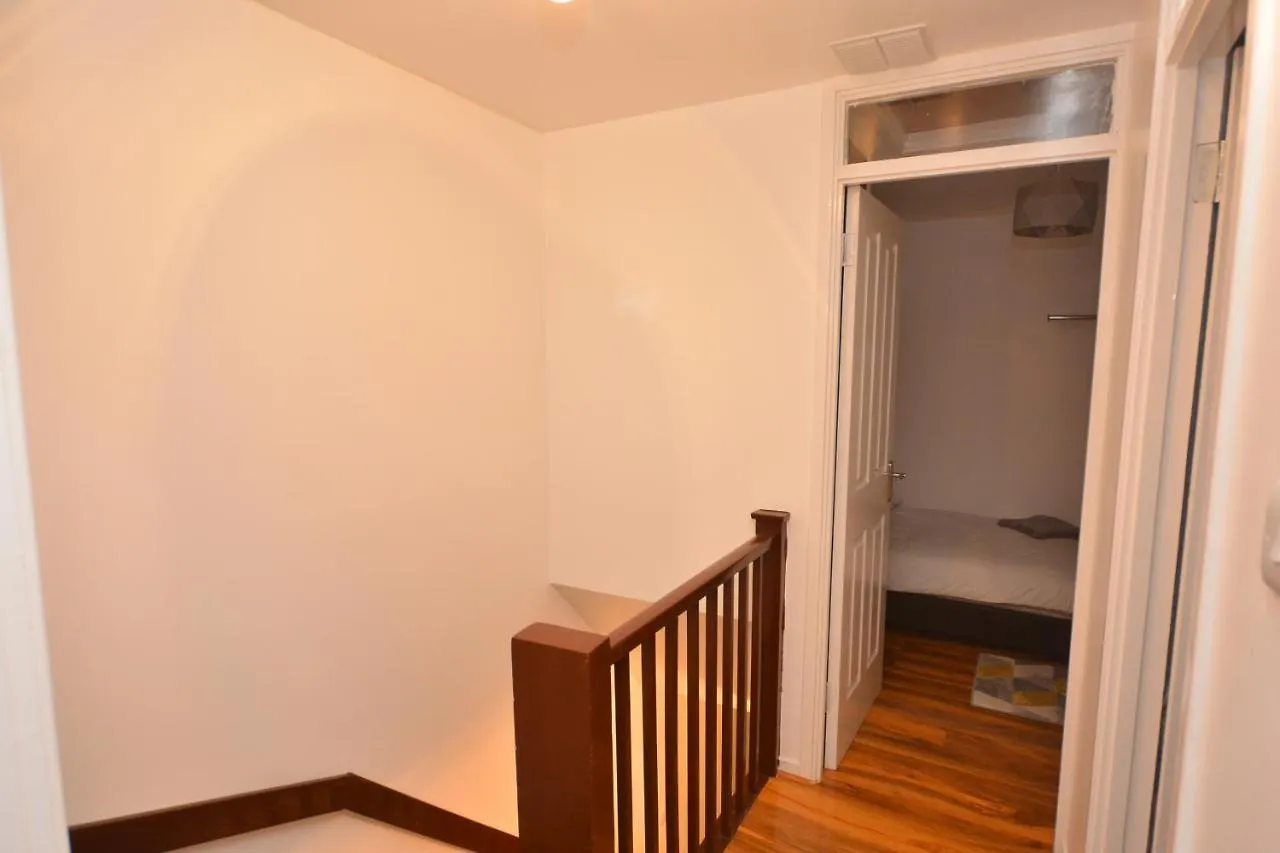 Apartment Newly Refurbished 3 Bedroom House London