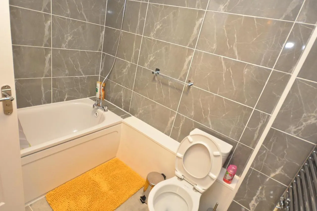 Newly Refurbished 3 Bedroom House London 0*,
