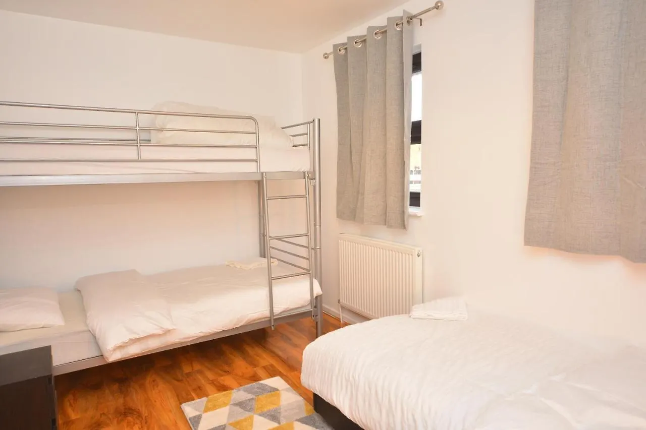 Apartment Newly Refurbished 3 Bedroom House London